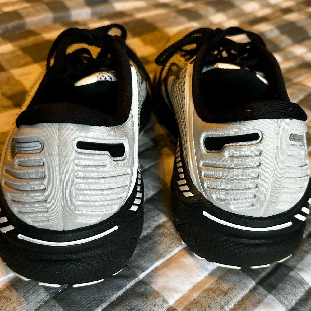 Brooks Adrenaline GTS womens White and Black Athletic Shoes. Worn couple times. - Picture 5 of 7